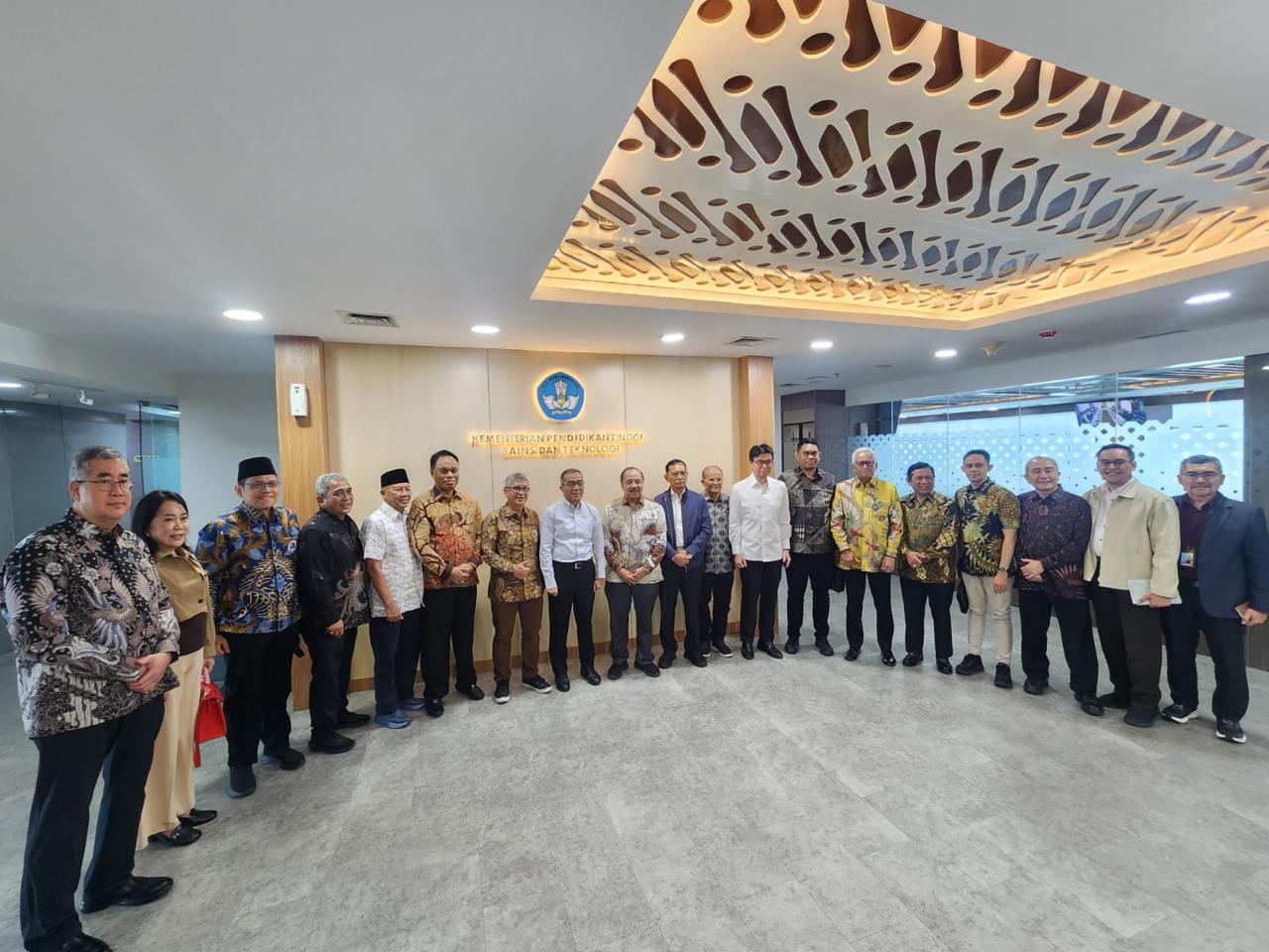 Pimpinan YUM dan Rektor UNINGRAT Papua Bersama Ketua Umum Terpilih ABP PTSI Pusat Audiensi dengan Mendiktisaintek RI